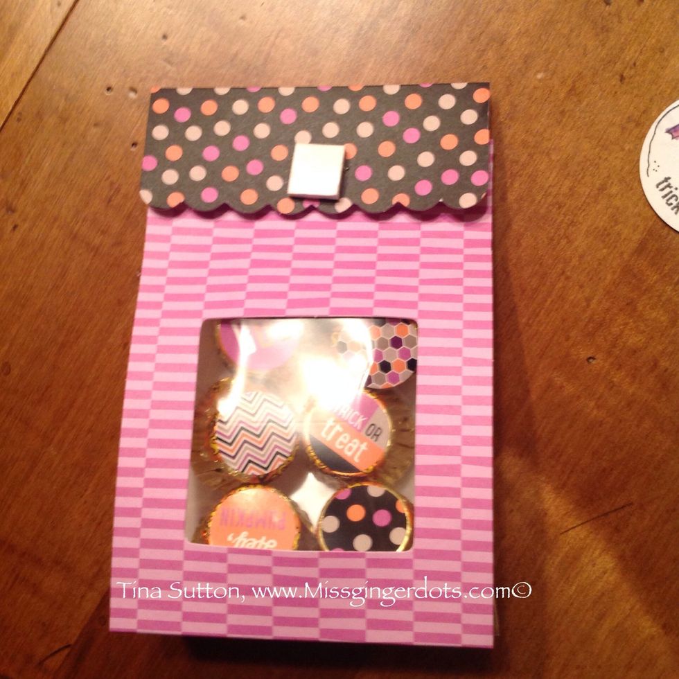 Finders the bag into the tent card. Use a stapler to adhere it.