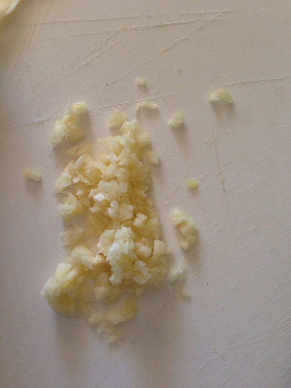 Finely chop 2-3 garlic cloves.