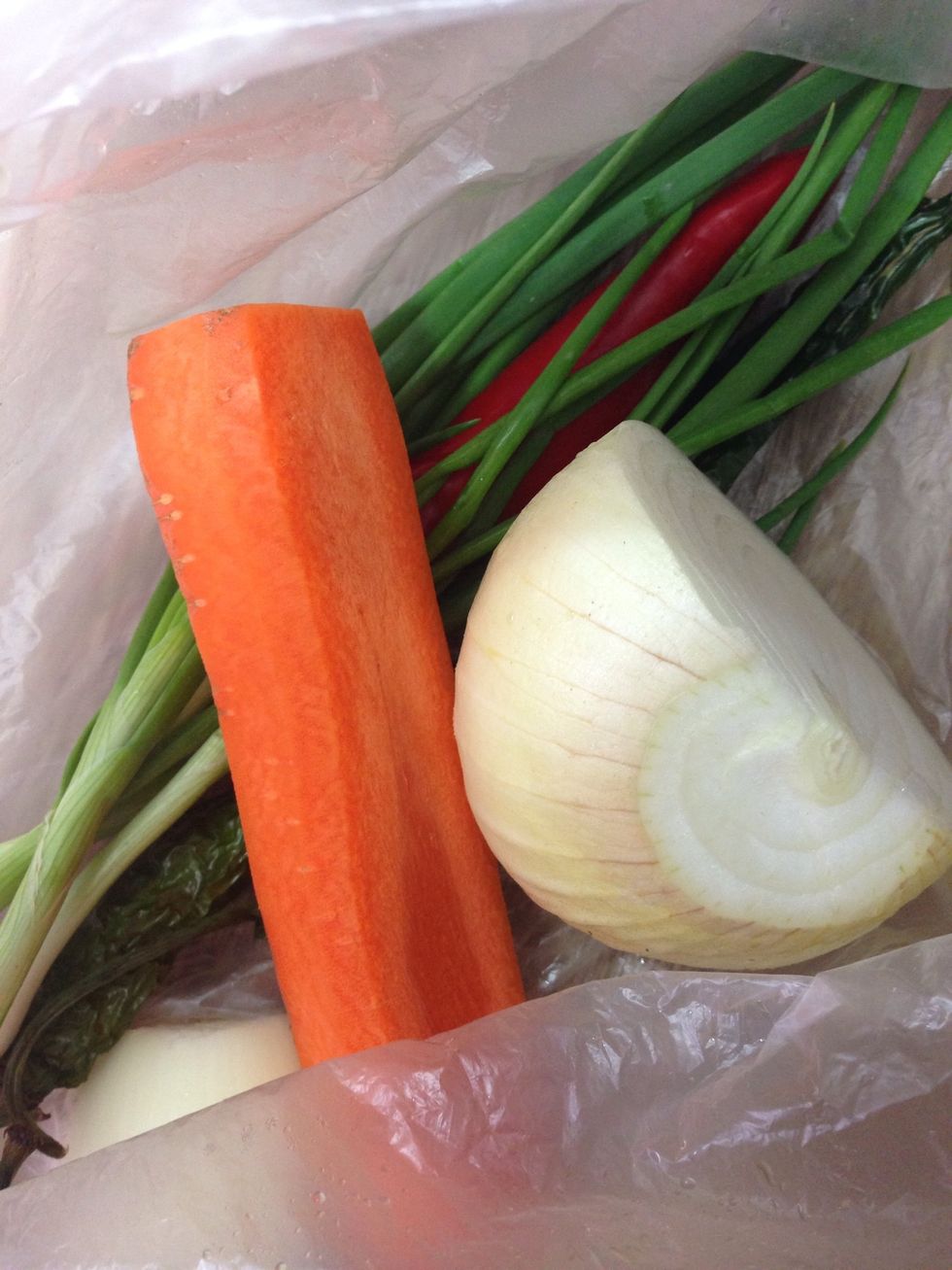 Finely chop carrots, onions and spring onion (red chili is optional)