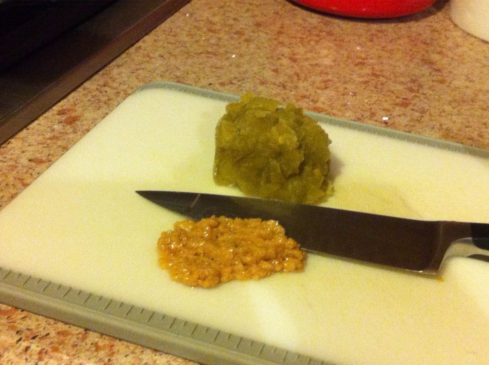 Finely chop garlic and chilies.