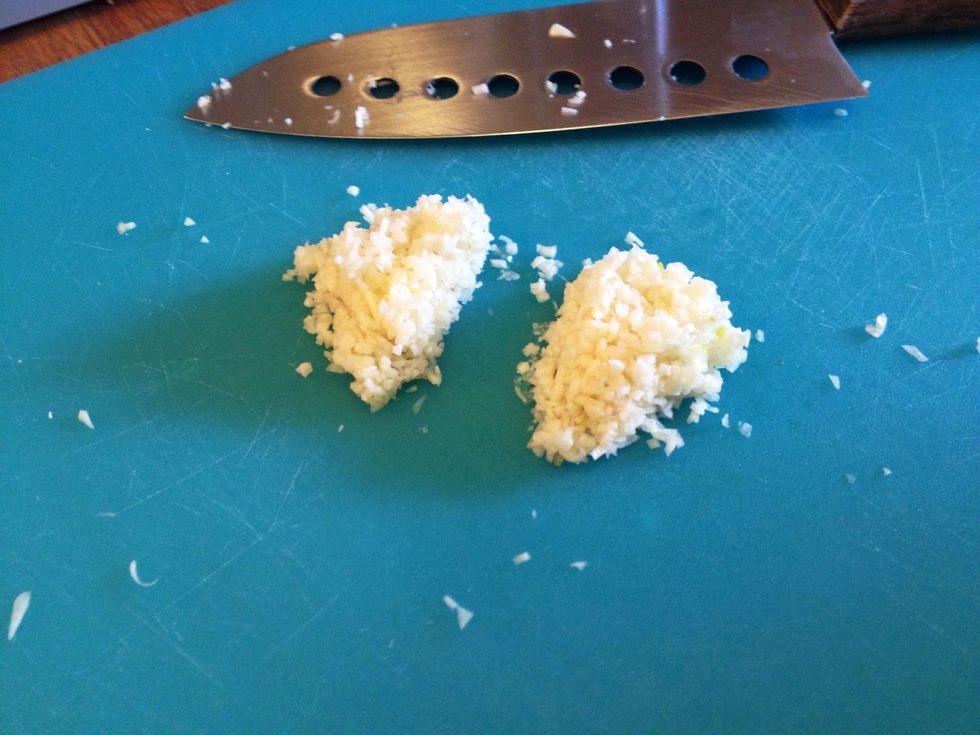 Finely chop the garlic. You need a sharp knife! I had two pieces of meat and therefore divided the chopped stuff into two piles.