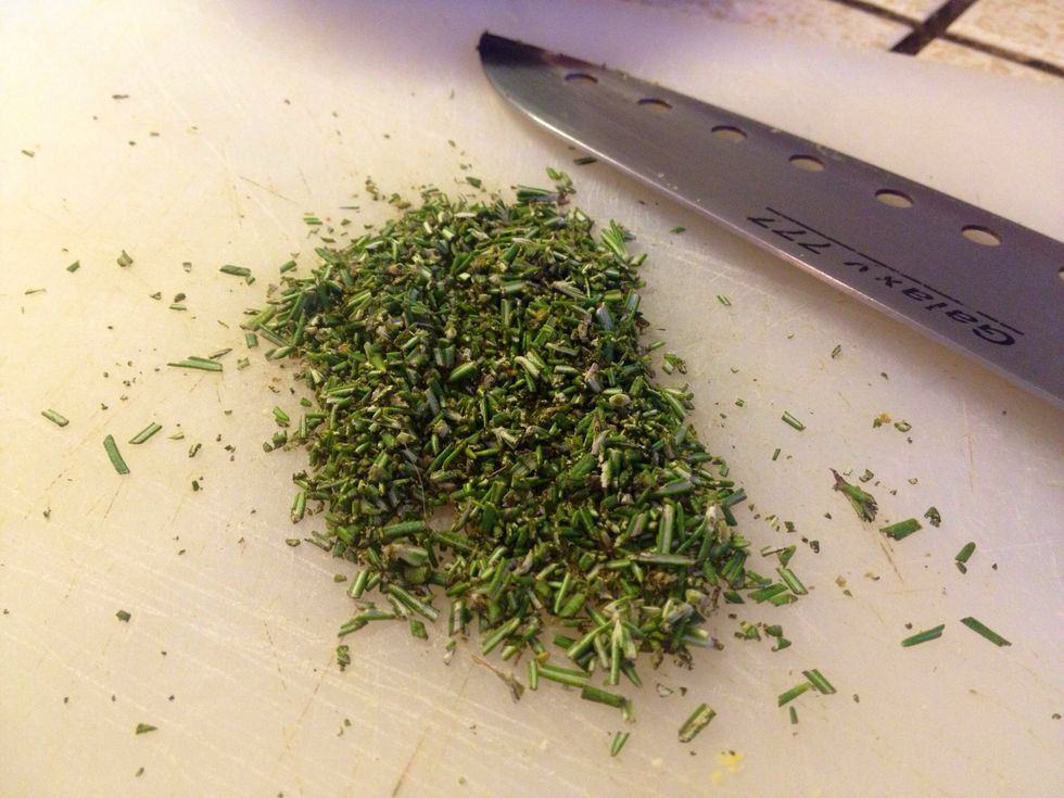 Finely chop the rosemary, like thus!