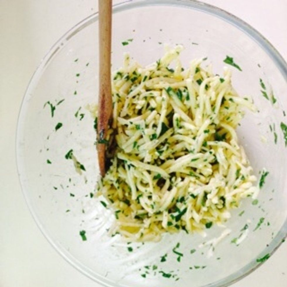 Finely chop up parsley, crush the garlic, and put in a bowl with one of the eggs, the cheese, the olives and the pepper. Mix thoroughly. Note: Careful with the chef's knife as they are very sharp.