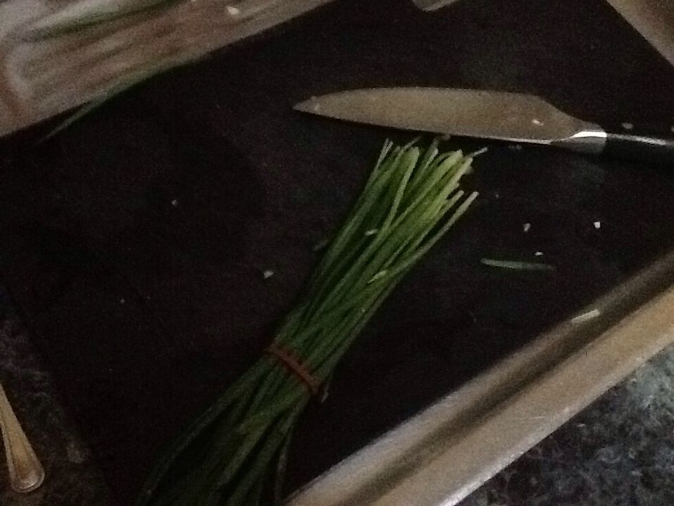 Finely cut the garlic chives.