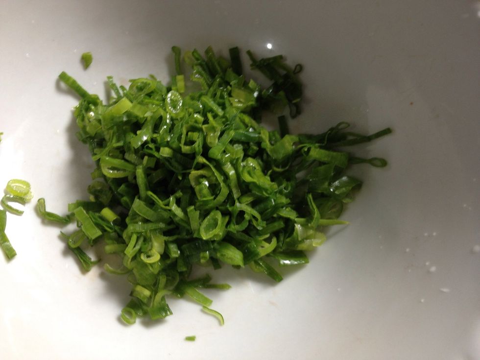 Finely sliced 2-3 scallions, green part only