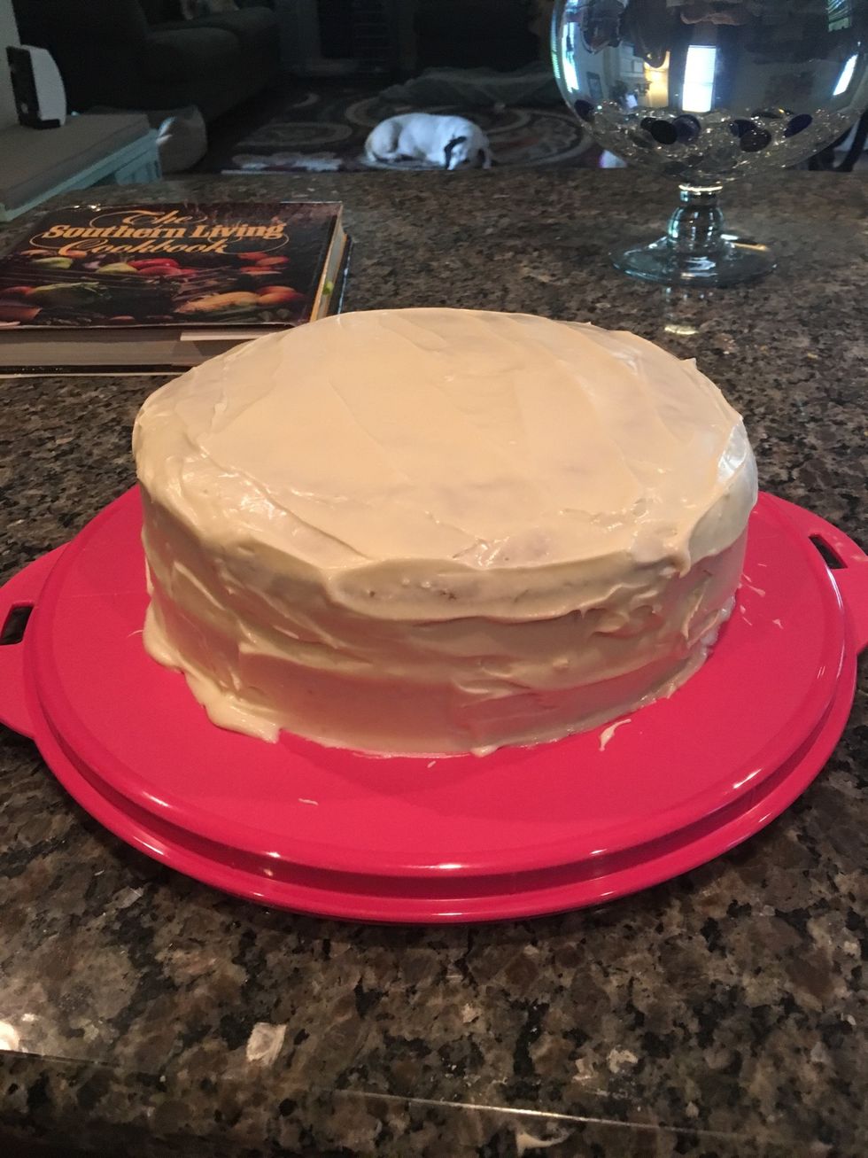 Finish by icing the sides of both layers. It's okay if the icing is not perfectly smooth because with pecans will cover most of the icing.