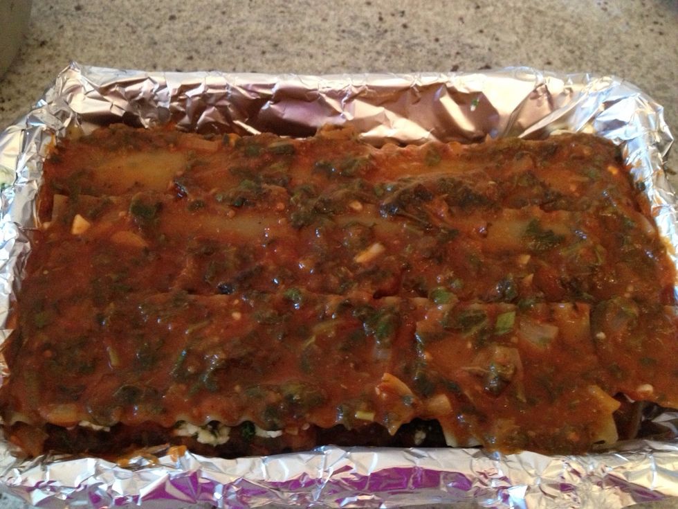 Finish of the top layer with sauce.