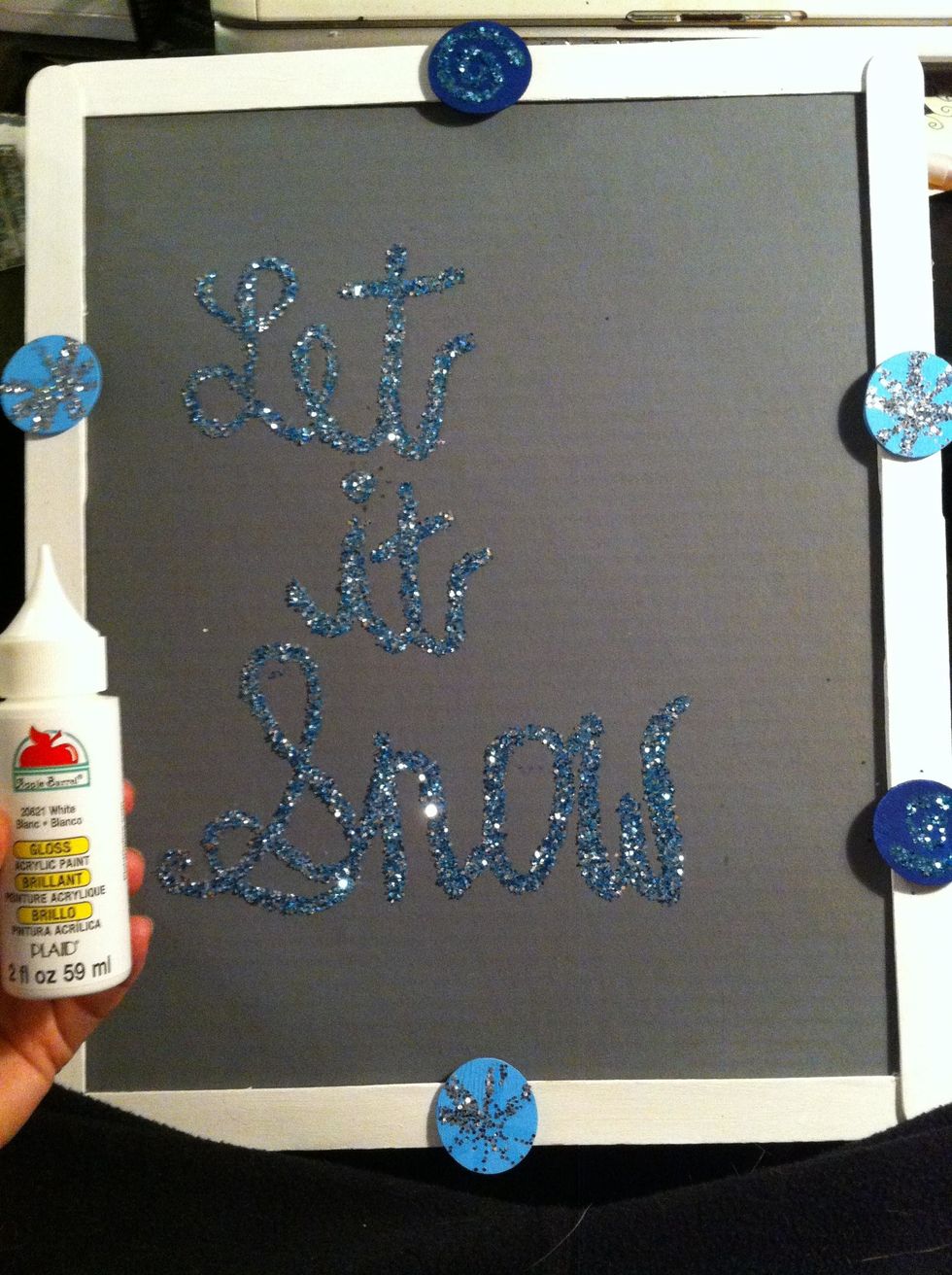 Finish off your sign with some painted pictures. Since I chose the phrase "Let it Snow", I decided to paint on some snowflakes.