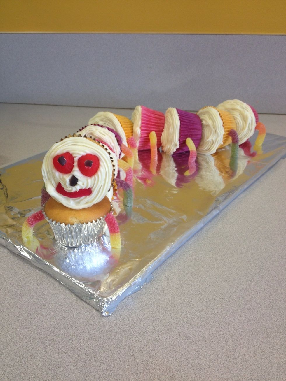 Finish the legs and the final details on the face