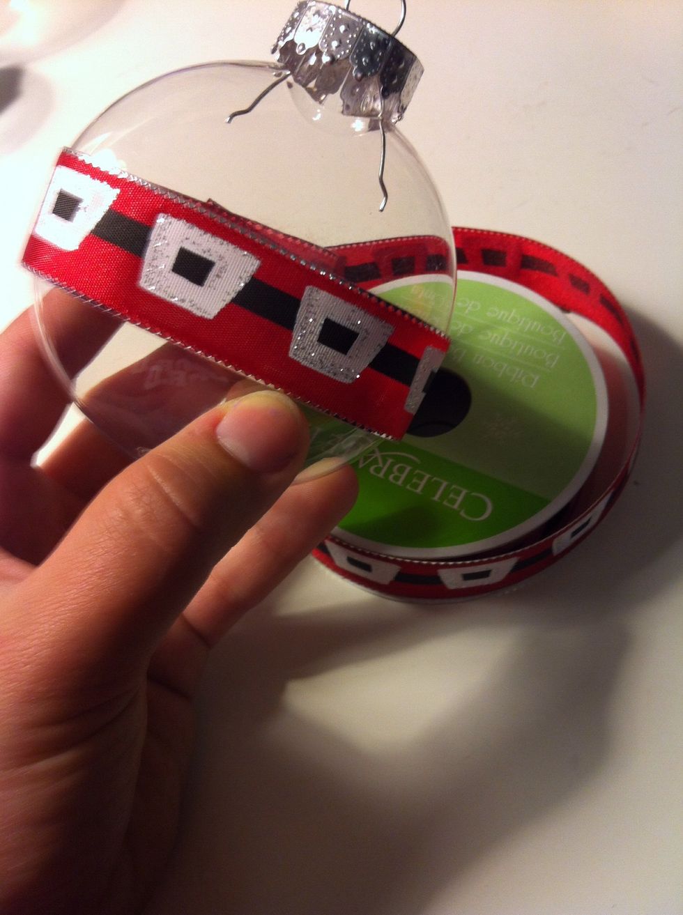 Finish wrapping the ribbon around and glue so it's tight.