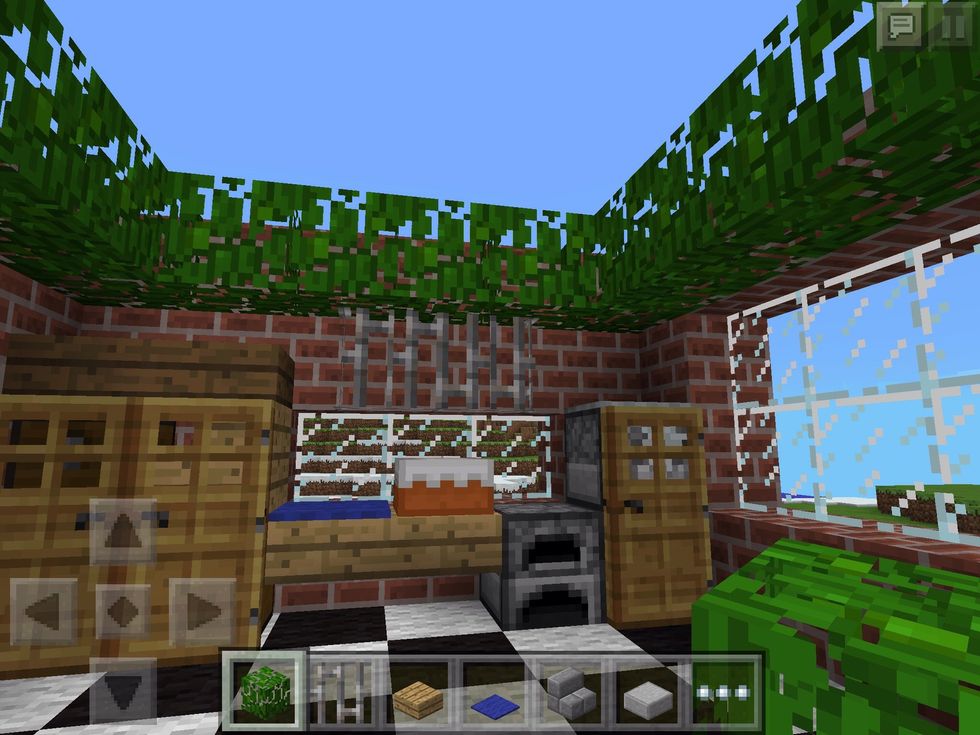 Finished! Now to make the place more attractive. Leaf blocks all around the edges are a nice touch.