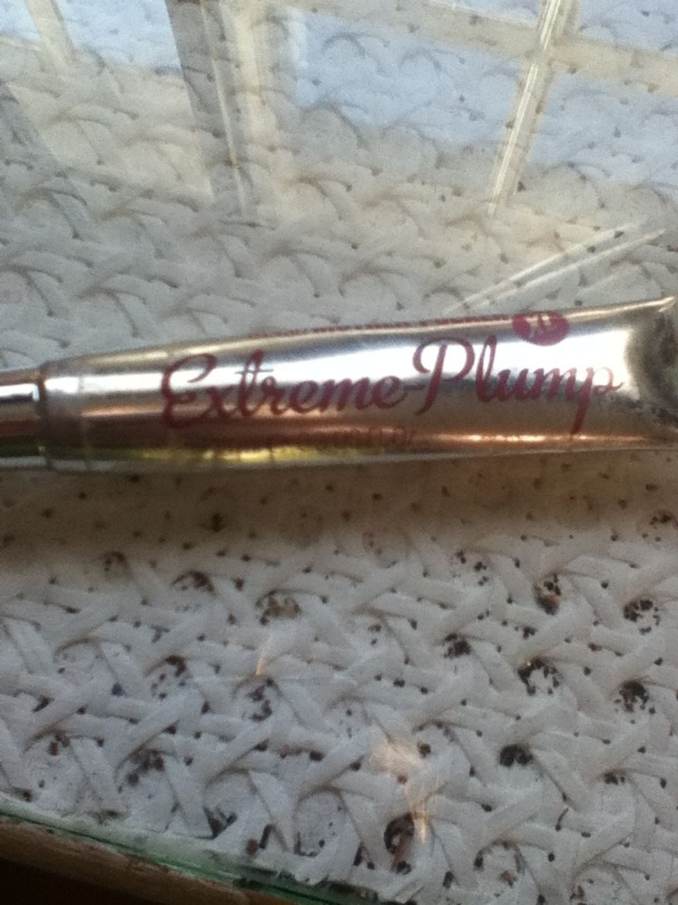 Finnally i used this plumping lip glaze to make the lip balm taste good and plump up my lips.