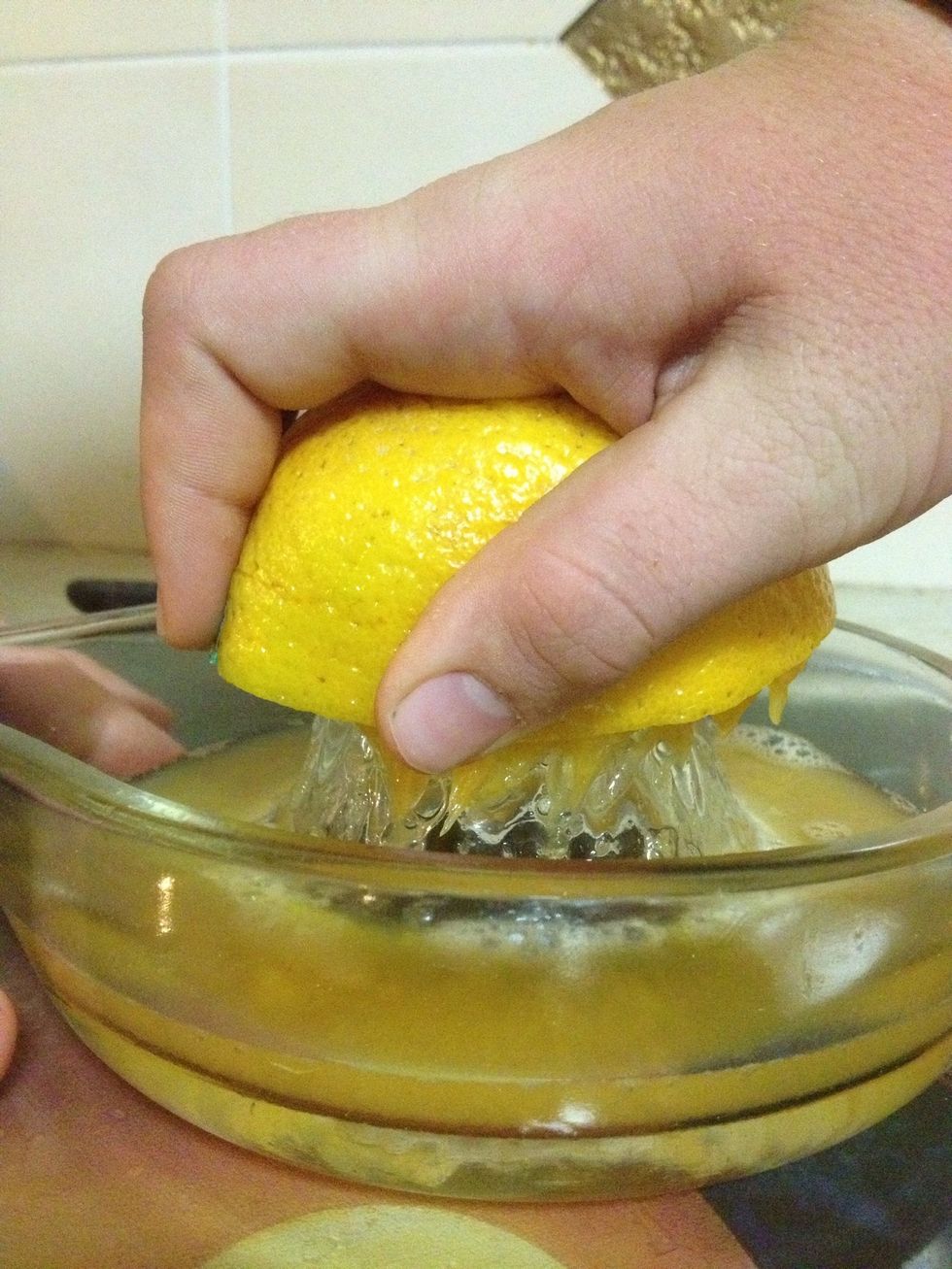 Firmly squeeze the halves onto the juicer, getting as much juice as possible. Keep the pulp.