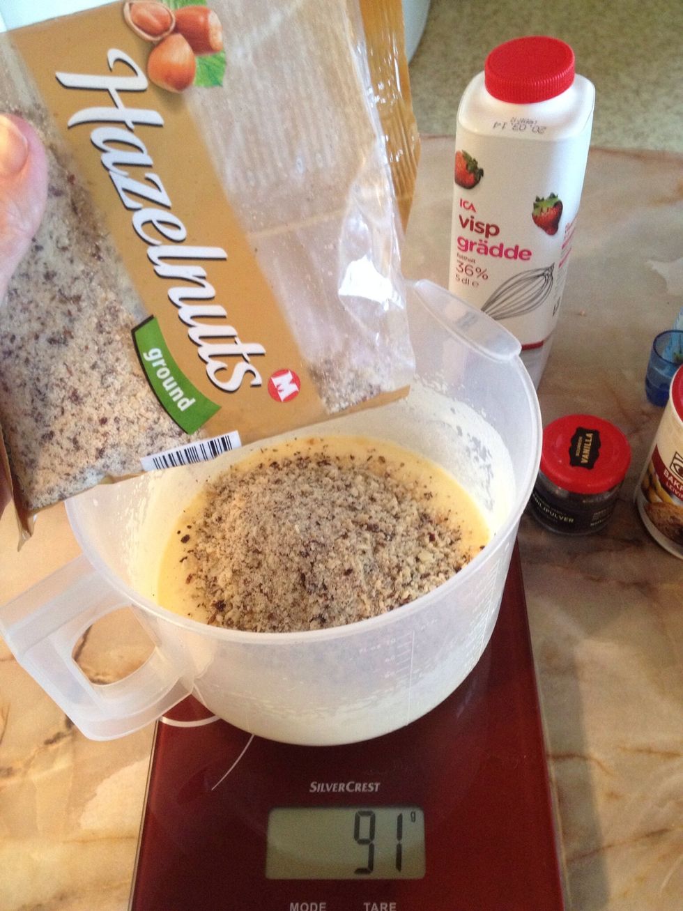 First add and mix the butter. Then add the other ingredients: 90 gr nut flour, 10 gr baking powder, 1 teasp. vanilla powder, 1 tablesp. cacao, 40 gr/ml whipping cream and sweetener or honey to taste