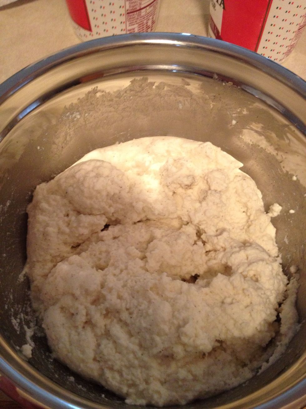 First add ricotta to bowl and add pepper. Stir