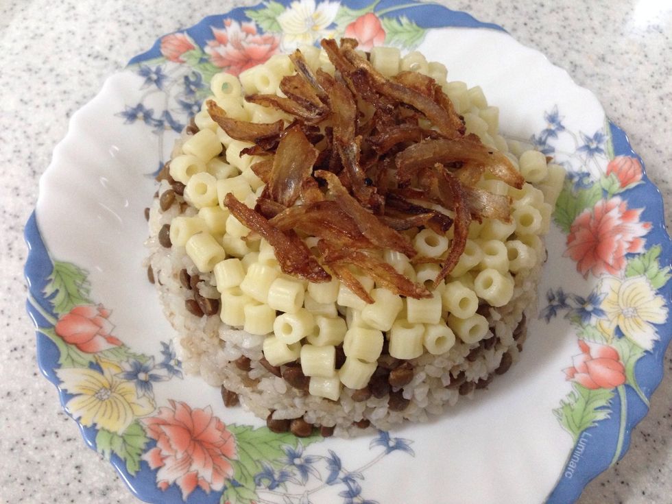 First add the rice and lintel then add the pasta then finally add the fried onion \u0627\u0644\u062a\u0642\u062f\u064a\u0645  \u0646\u0636\u0639 \u062e\u0644\u064a\u0637 \u0627\u0644\u0623\u0631\u0632 \u0648 \u0627\u0644\u0639\u062f\u0633 \u0623\u0648\u0644\u0627\u064b \u062b\u0645 \u0641\u0648\u0642\u0647 \u0627\u0644\u0645\u0643\u0631\u0648\u0646\u0629 \u0648 \u0641\u0648\u0642\u0647\u0627 \u0627\u0644\u0628\u0635\u0644 \u0627\u0644\u0645\u0642\u0631\u0645\u0634