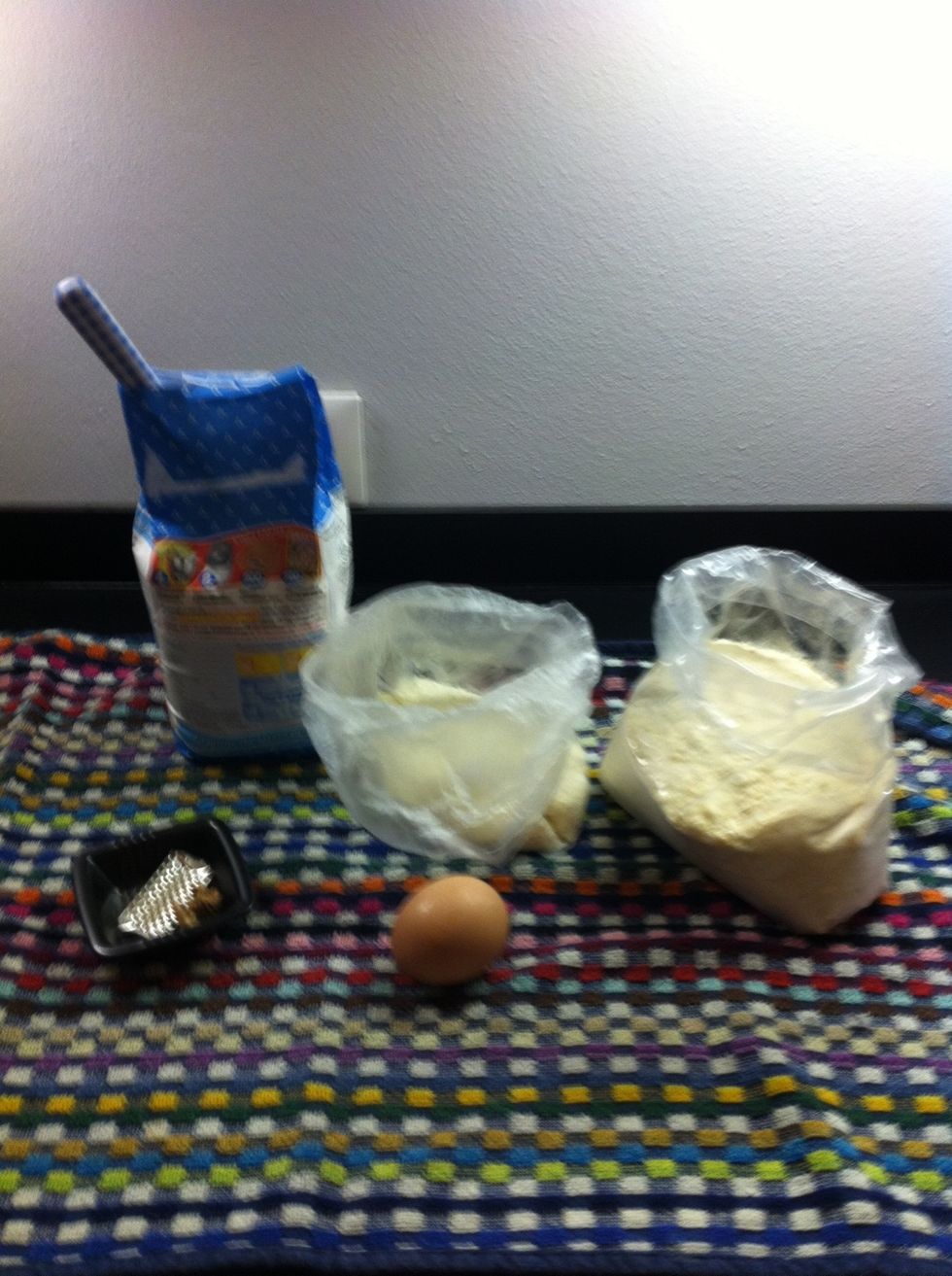 First al all gather what you need: egg (1 per person), flour, parmesan, grated bread, broth, nutmeg