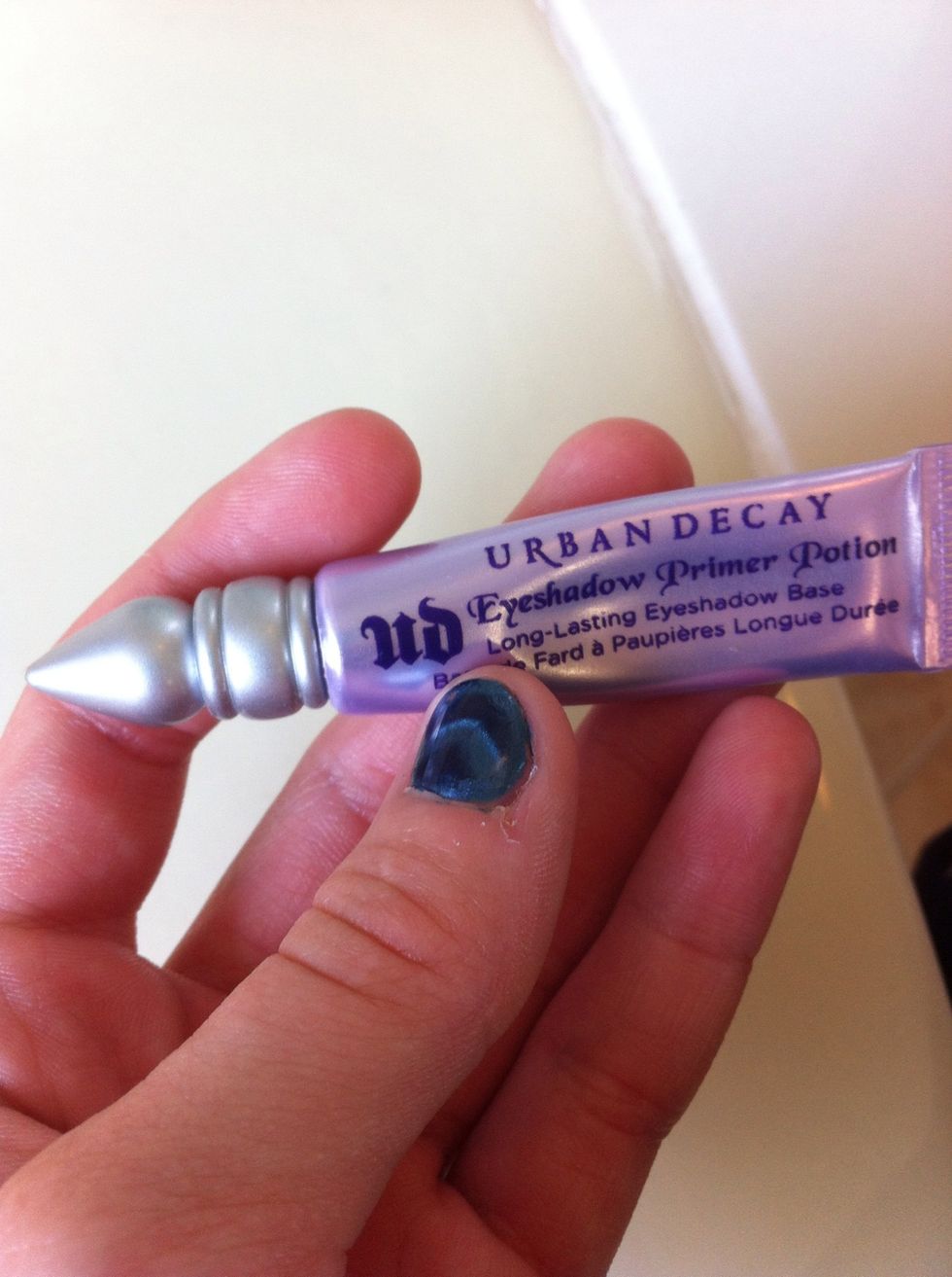 First, apply a primer to the eyelids. I'm using Urban Decay Original Primer Potion for Eyes.