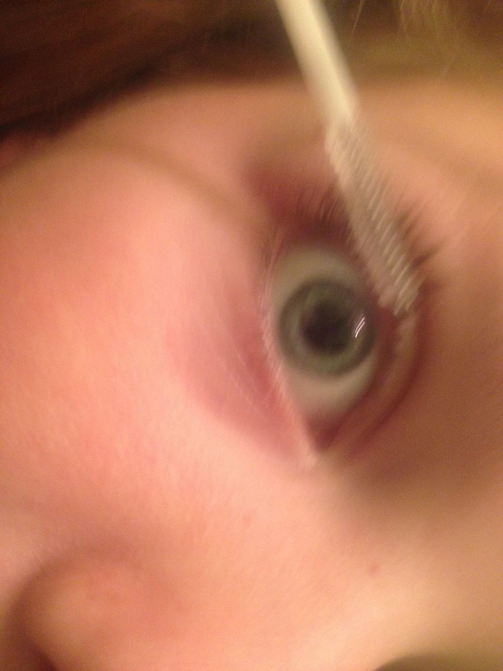 First apply the mascara to the eyelashes. It is preferred that you use about 5 strokes to the eyelashes