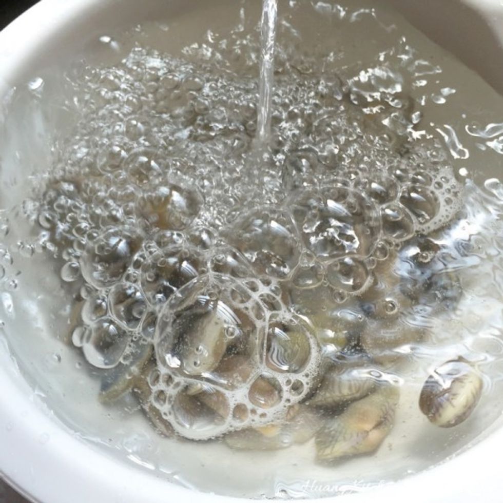 First briefly clean the clams under running water.
