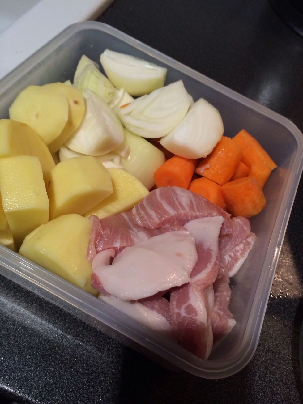 First, clean and chop my ingredient. ( I can't find normal size carrot, I will get baby carrot ^^ )