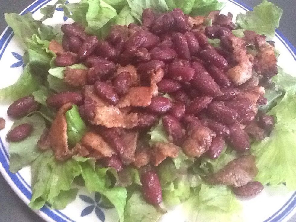 First cook the ground beef add the kind beans cook 5 minutes Add cumin chilli power salt , ketchup ,add on top lettuce
