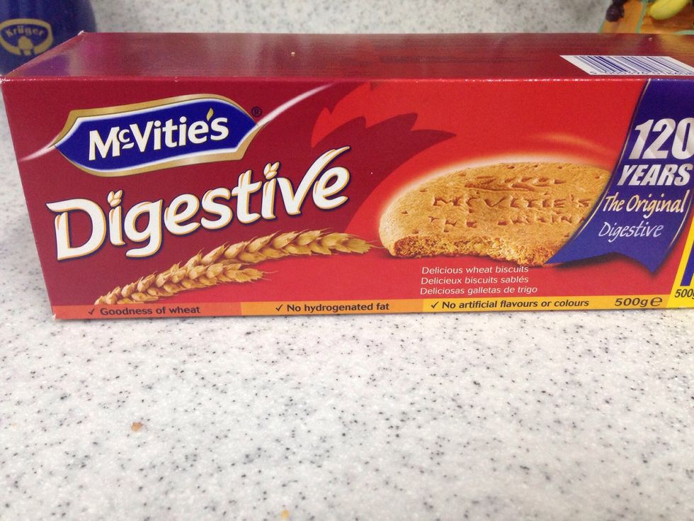 First : Crash the biscuit to small peaces