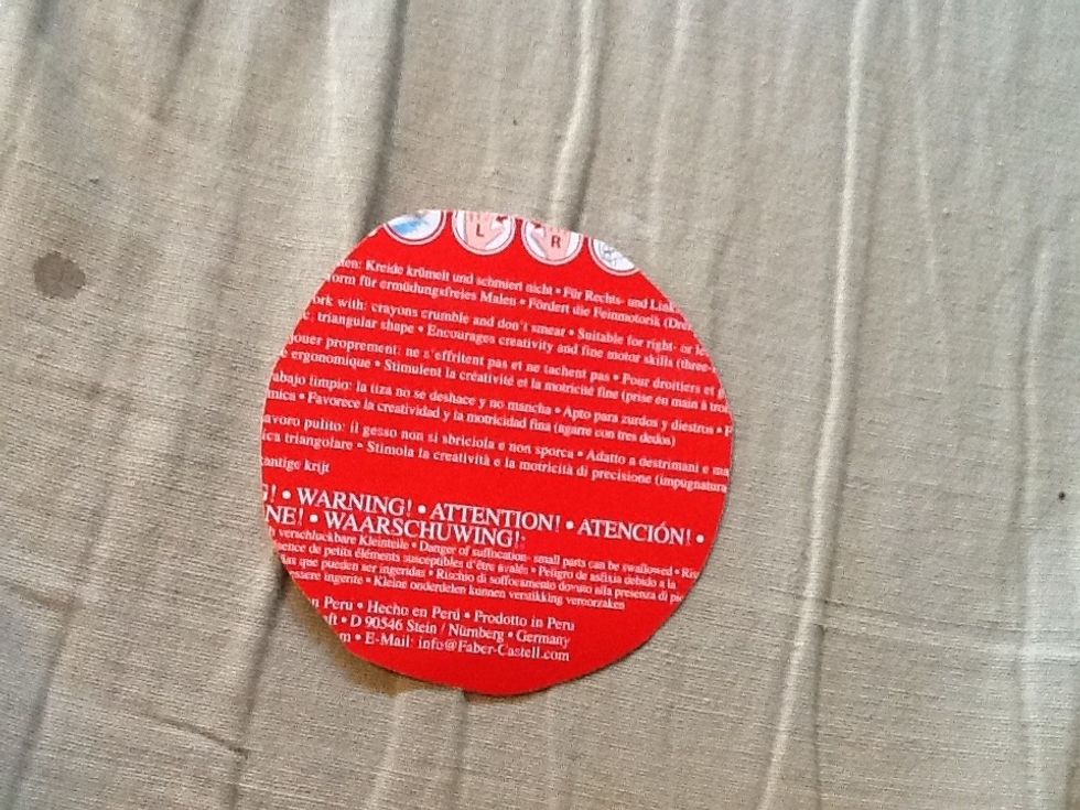 First Cut out a cirkel. It dosent have to be perfect
