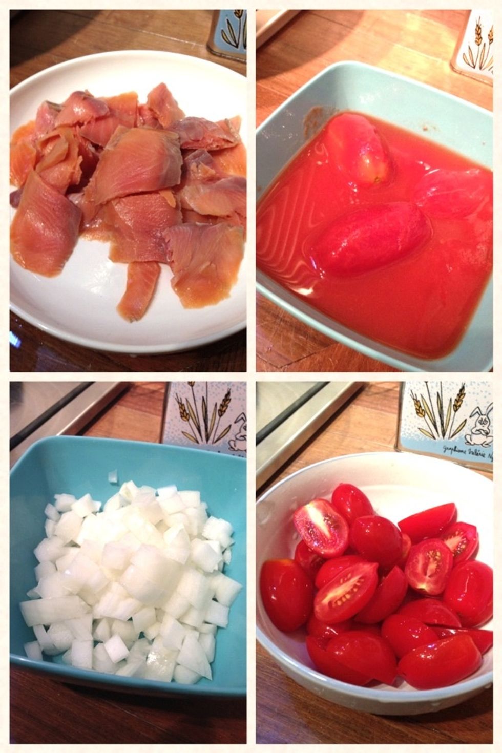 First, cut the onion in cubes, cherry tomatoes into halves, smoked salmon into thick (3cm width) and open the can of tomato pur\u00e9e. Set aside all ingredients.