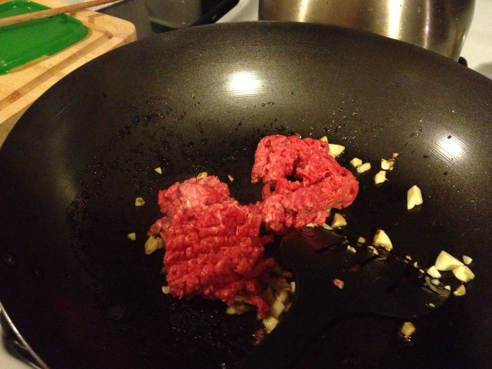 First fried garlic, ginger and meat. Then add the vinegar and rice wine.