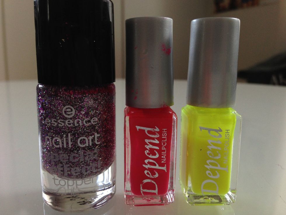 First get 3 nailpolishes, one of them should be glitter, the other two I choose neon pink and neon yellow:)