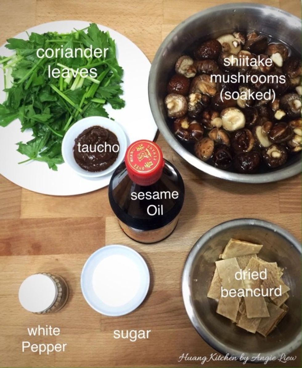 First, have ready all the ingredients for this dish.