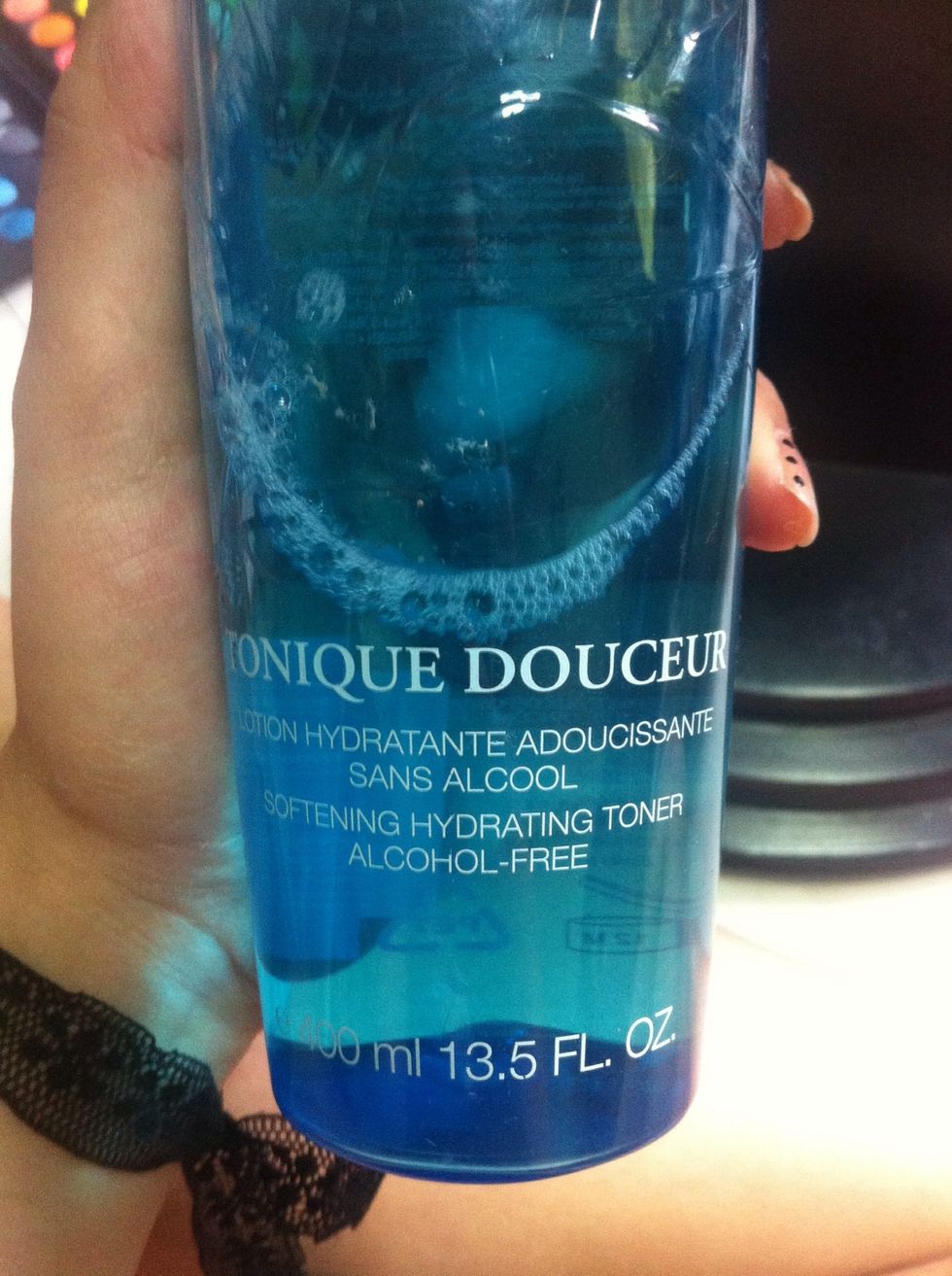 First hydrate your face. This what I usually use day and night or every time I use make-up. I'm using Lanc\u00f4me tonique douceur!