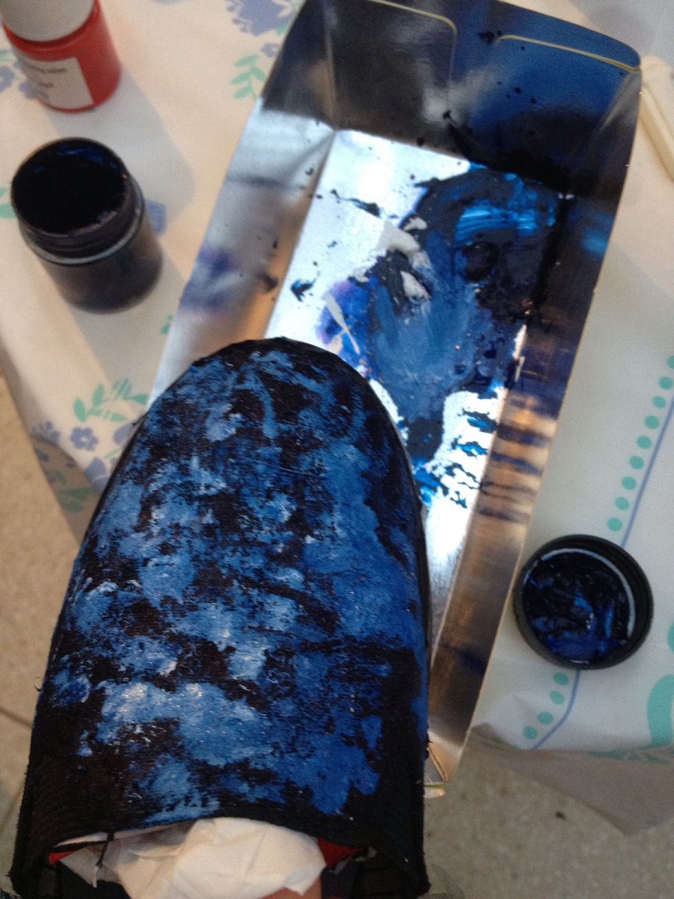 First i put the dark blue and now i mix it with white to get this color