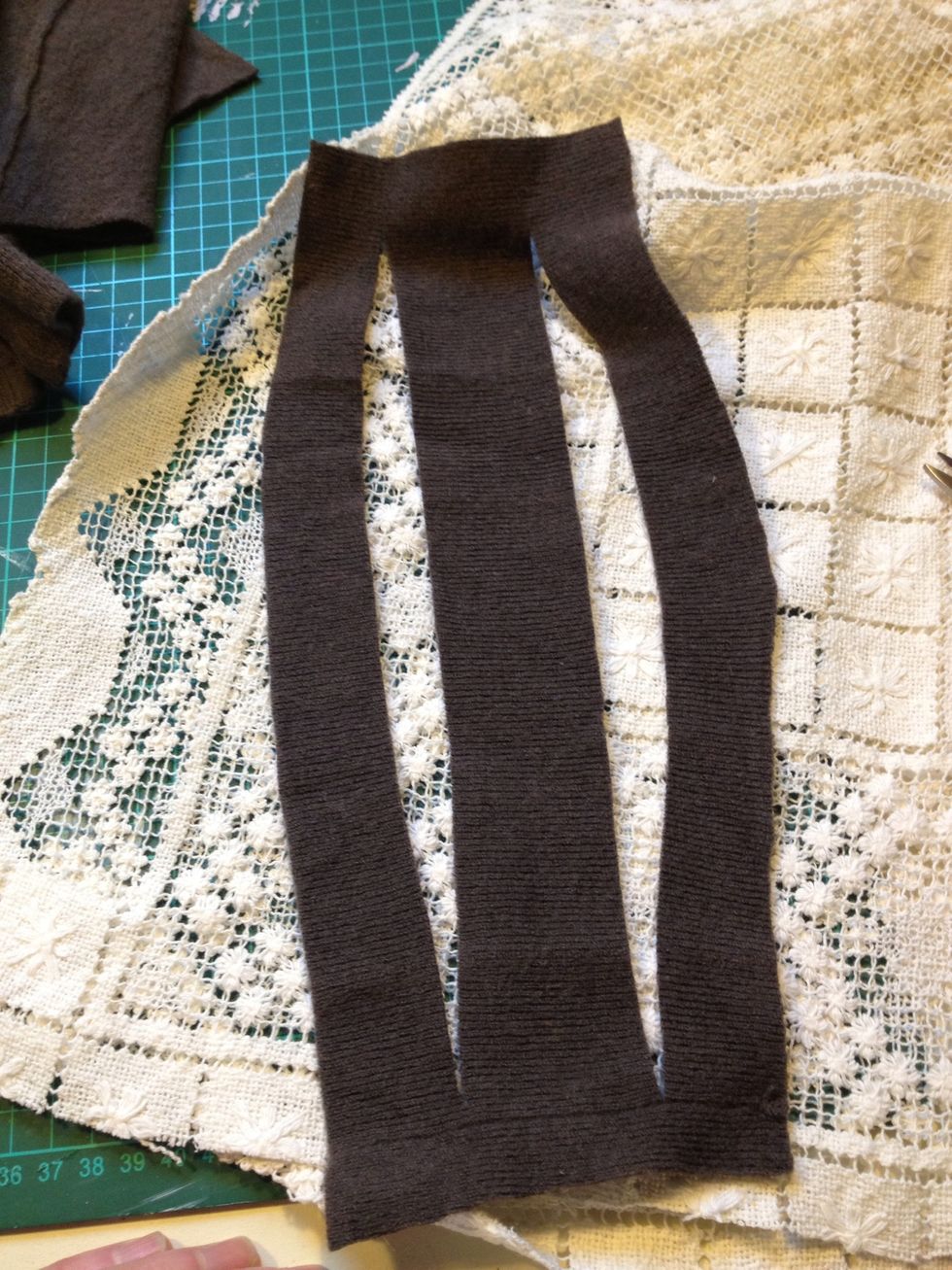 First I trimmed the edges. No need to worry about fraying, the wool is almost like felt because of the high washing temperature. I'm going to plait it.