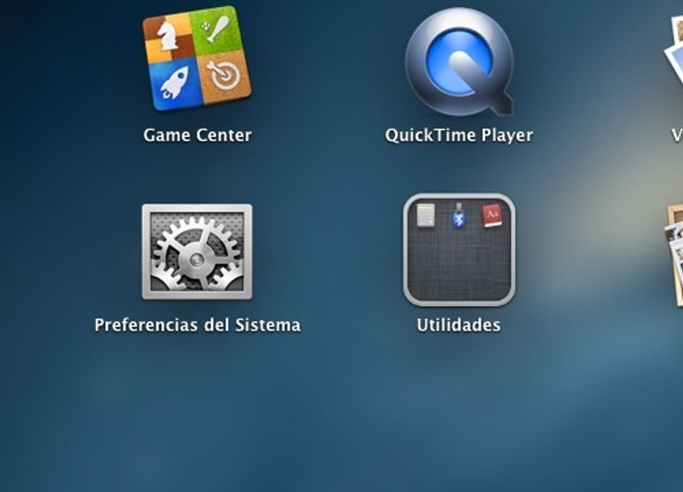 First, launch "system preferences". Espa\u00f1ol: Primero, lanza "preferencias del sistema".