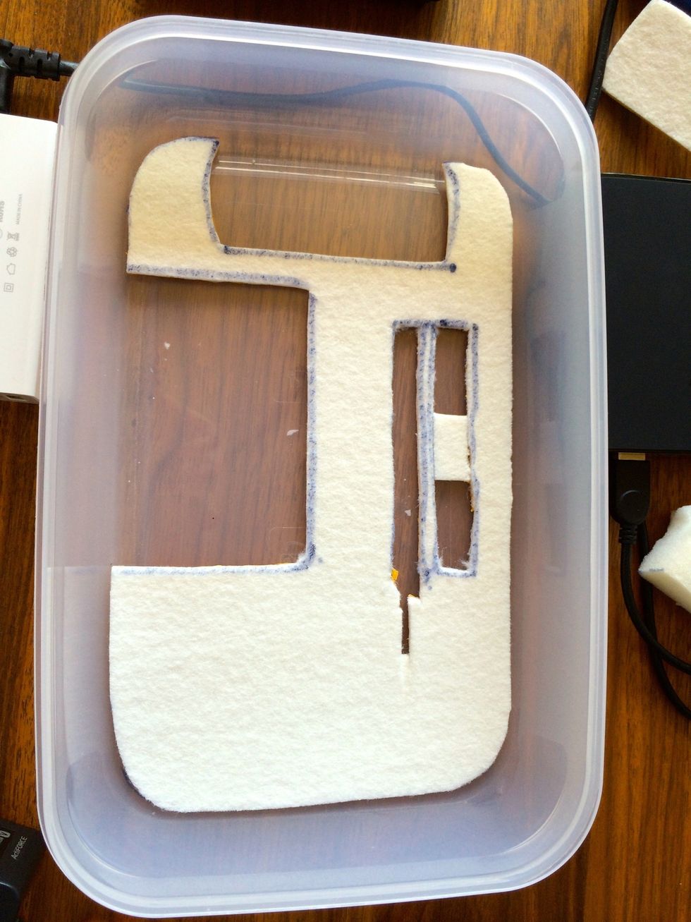 First layer done (top: video camera / left: battery / right: back of the chargers). As you see, you can simply lay out your gadgets, use a marker to draw them on the felt and then cut it out.