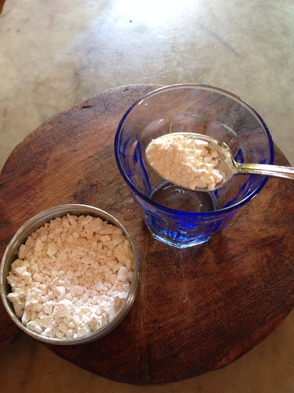 First let's use the kuzu. It comes in junky starchy bits. So it's easy to handle. Add one teaspoon to a small amount of cold water in a glass.