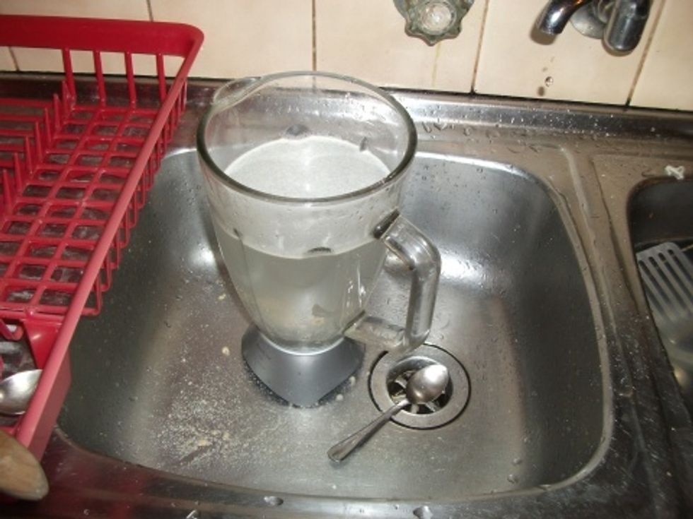 First, make a good smoothie in your blender :-) Once all of the smoothie you want to drink is out of the blender, put the blender jar in the sink