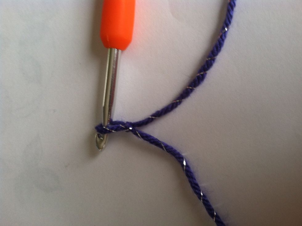 First make a slip knot and fit it into your crochet hook