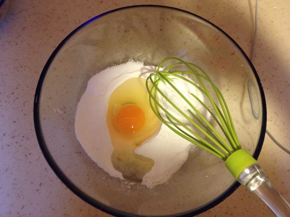 First mix the icing sugar and vanilla with the egg.