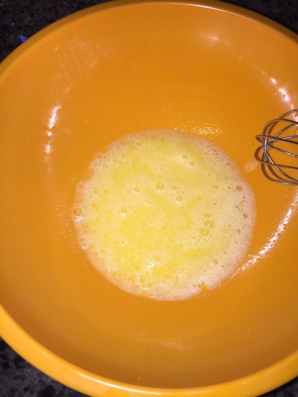 First, mix the two eggs and the three tablespoons of water, then add in the oil. Mix them well until they combine completely and no ingredient is shown separately.