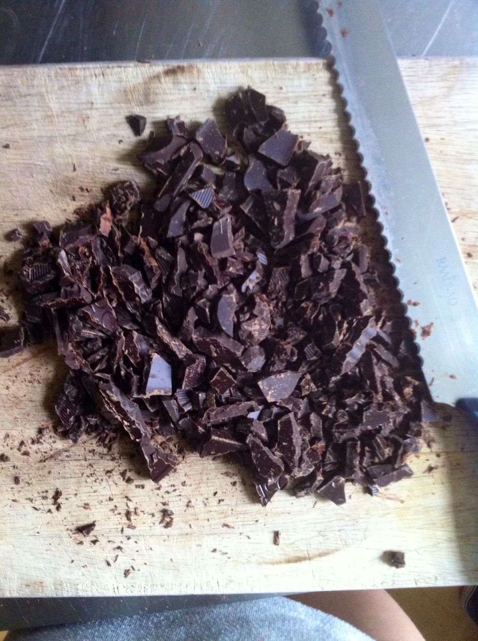 First of all chop the choclate, omnomnomnomnom! CHOCLATE!!!