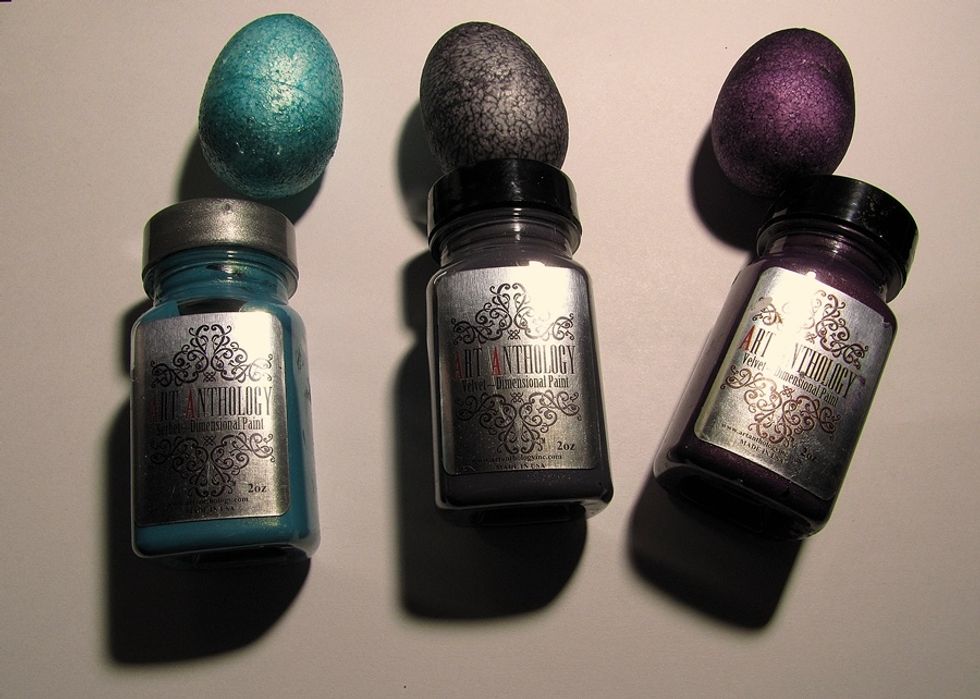 First, paint little eggs with sponge. Use Cayman Sorbet, Ash and Mardi Gras Velvets