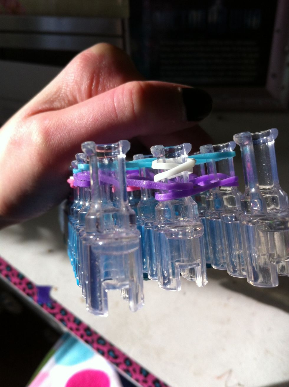 First place a doubled band (cap band) on the tip of the one closest to you