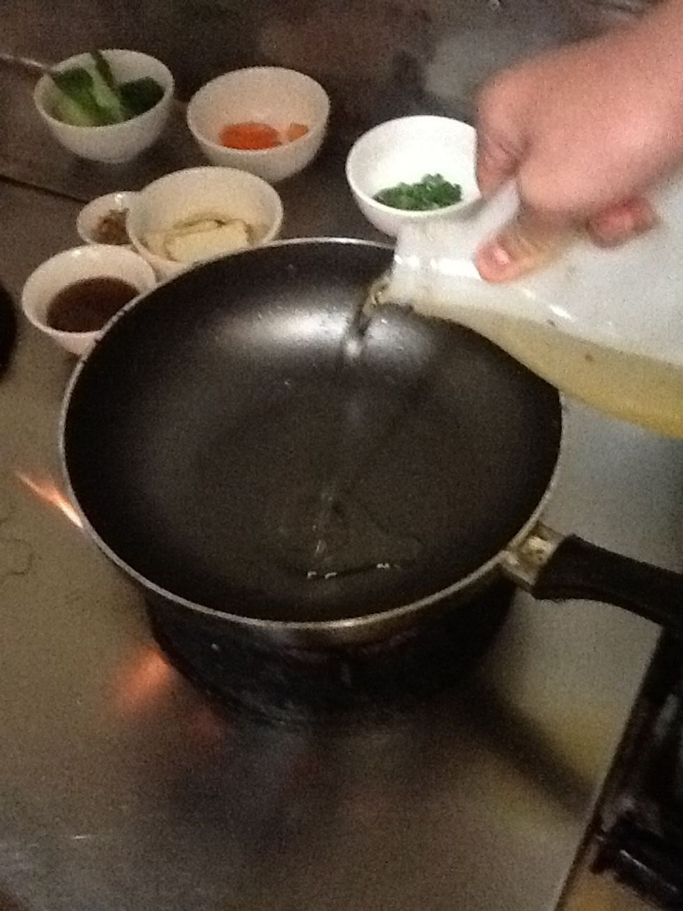 First pour the oil in the pan