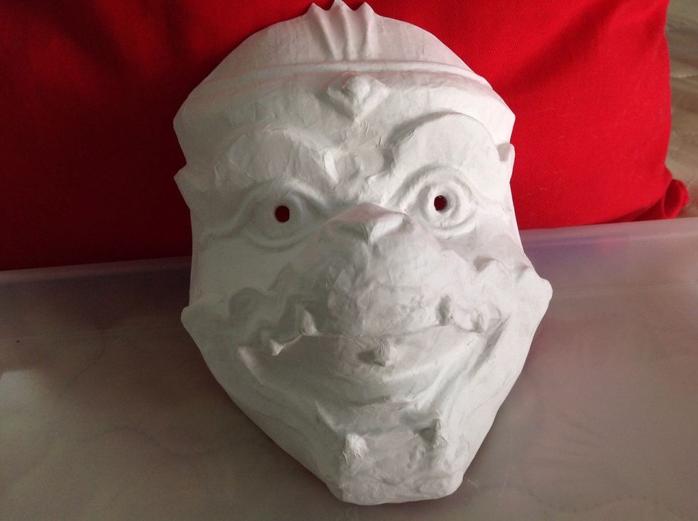 First prepare the mask. You can buy from any local art store in Thailand. I bought this mask from art house at Klong Bang Luang Floating Market.