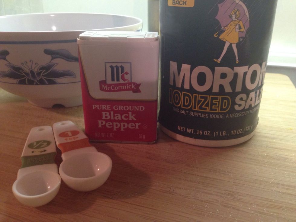 First put 1 teaspoon of salt and 1/2 teaspoon of pepper in a bowl.