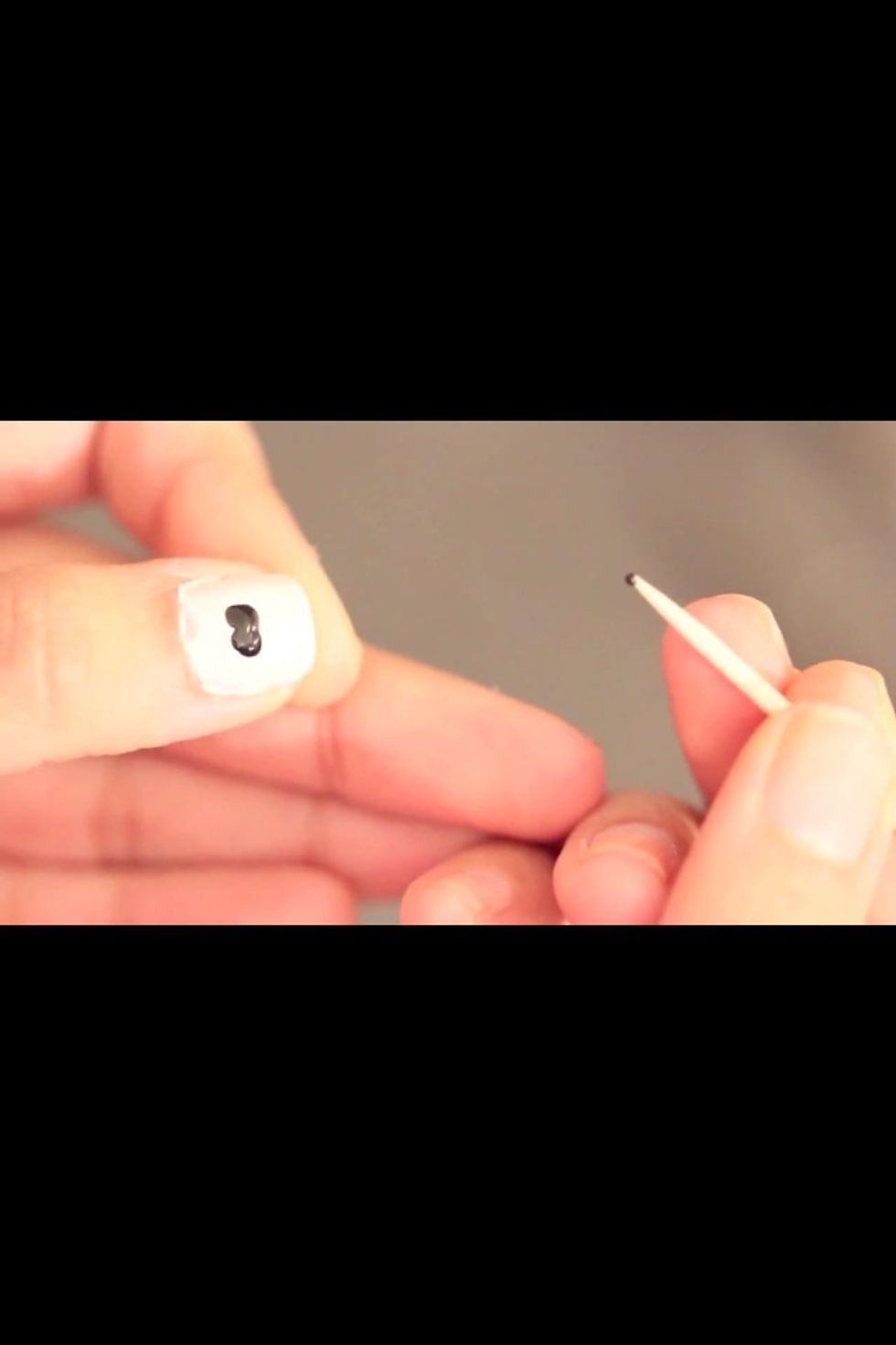 First put a white base in all your nails ... Next make two circles in the middle and paint it like this ^ .