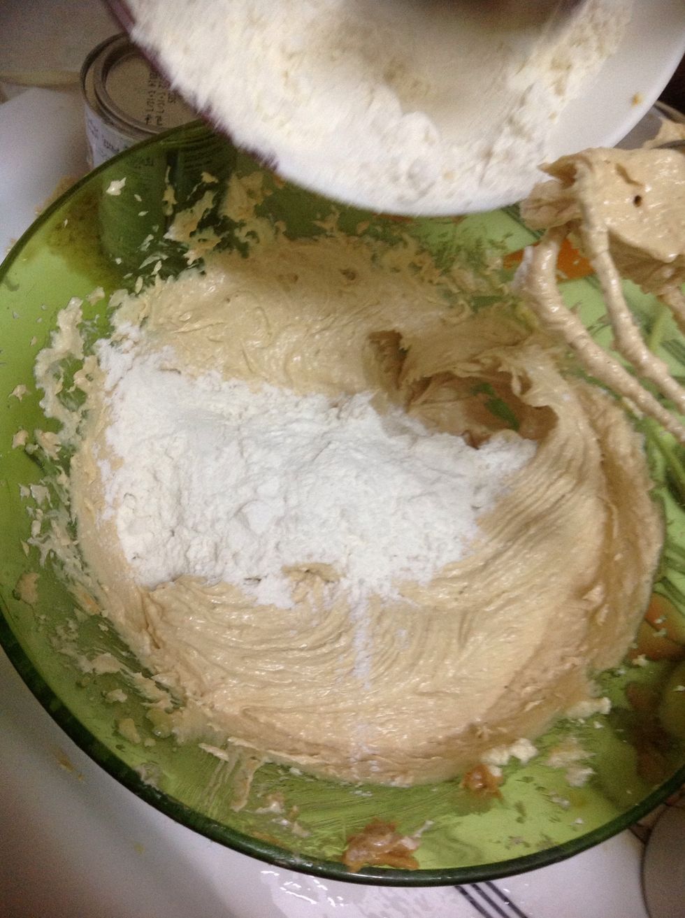 First put the 1/3 of the flour mix and mix it for 1/2 min then put the other 1/3 and keep doing that